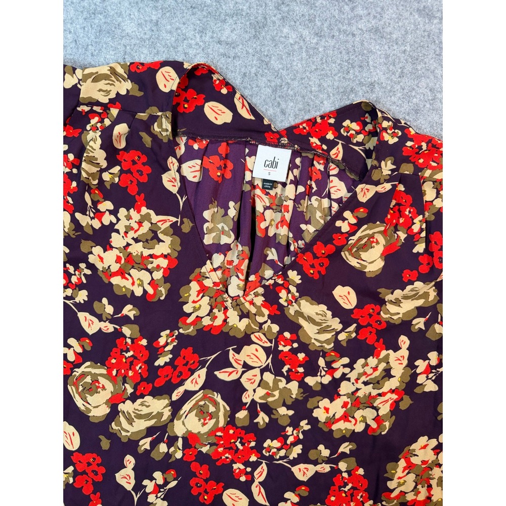 Cabi Purple Floral V-Neck Blouse Short Sleeve Pleated Back Top Small